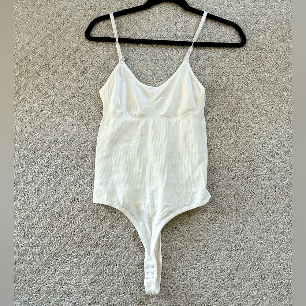 SIZE XL WHITE RIBBED TANK BODY SUIT WITH SINGE DETAIL AND BUTTON CLASP! SNATCH!